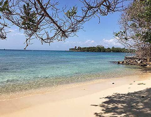 Vistas de una playa en Islas del Rosario