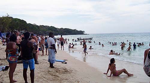 Visitantes disfrutando de un baño en playa Blanca, Cartagena de Indias