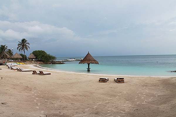 playa del hotel Punta Faro en isla Múcura