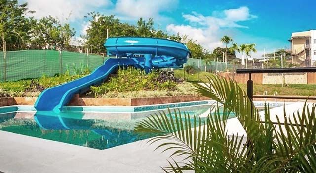 piscina y tobogán comunes del apartamento