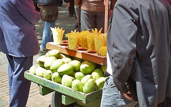 Puesto callejero de mango verde