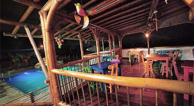 Piscina y restaurante del hotel