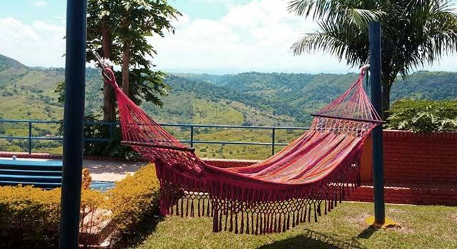 Hamaca al aire libre y vistas de los alrededores