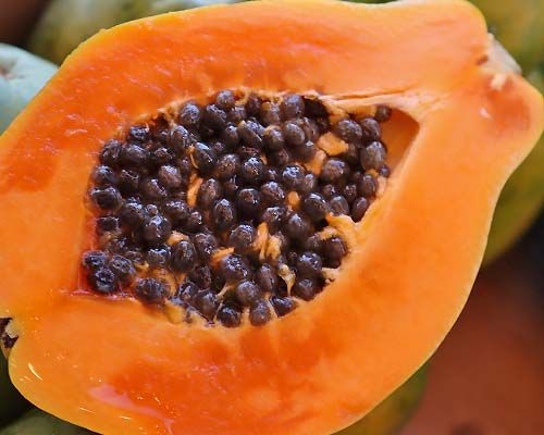 Papaya abierta por la mitad