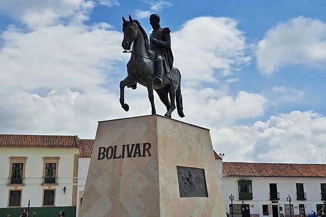 estatua de Bolívar en la plaza de Tunja